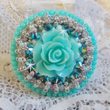 Blue Flowers Haute-Couture ring geborduurd met een harsroos en Swarovski-kristallen 